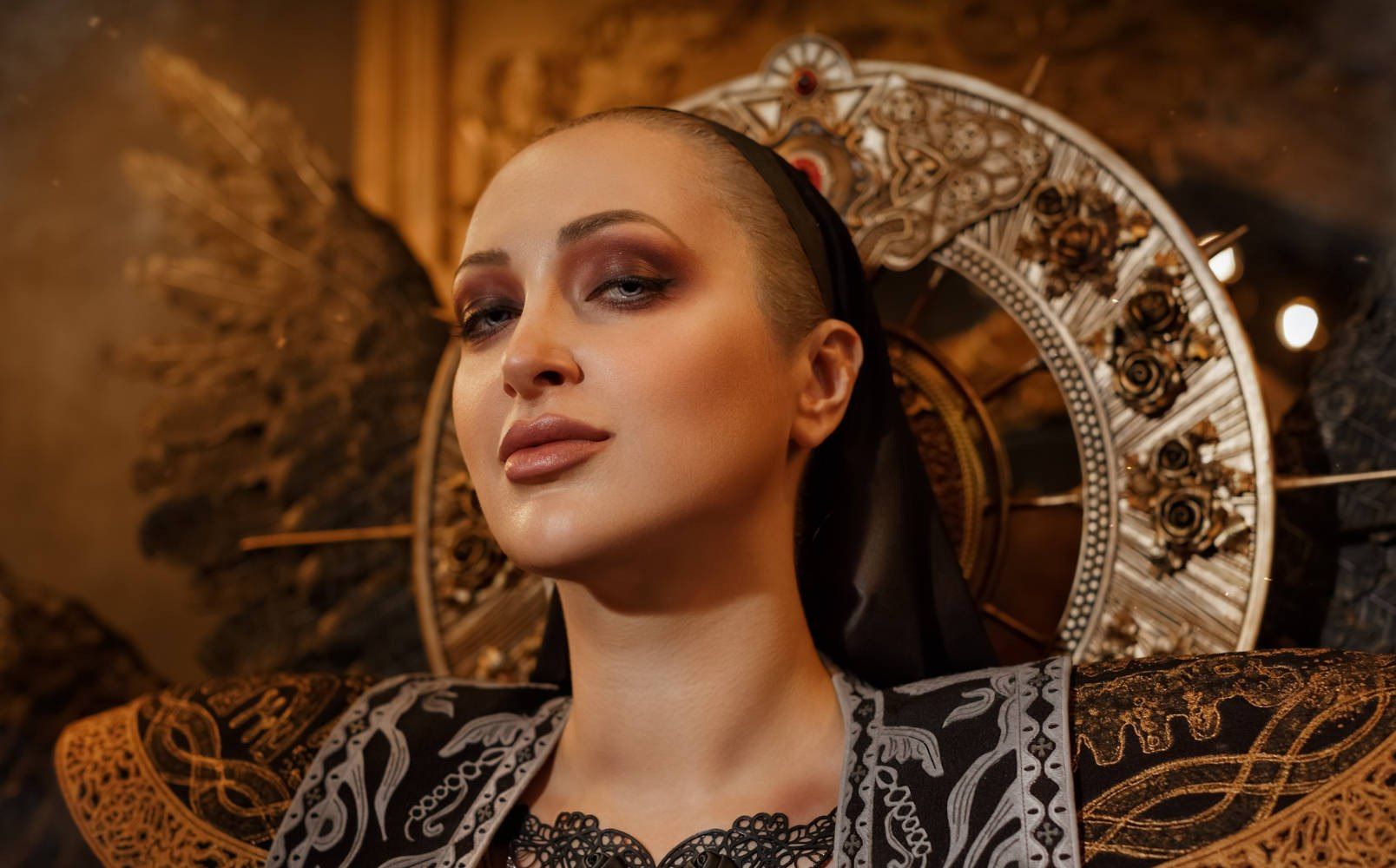 Потрясающий косплей: Валерия Нэко воплотила образ Матери Миранды из Resident Evil Village