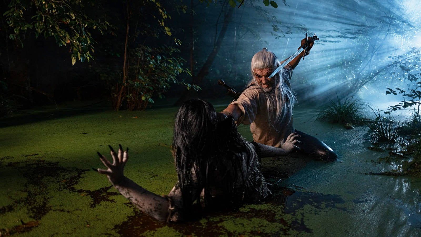 Эпическая битва на болоте: косплееры воплотили образы Геральта и Водной бабы из The Witcher 3: Wild Hunt