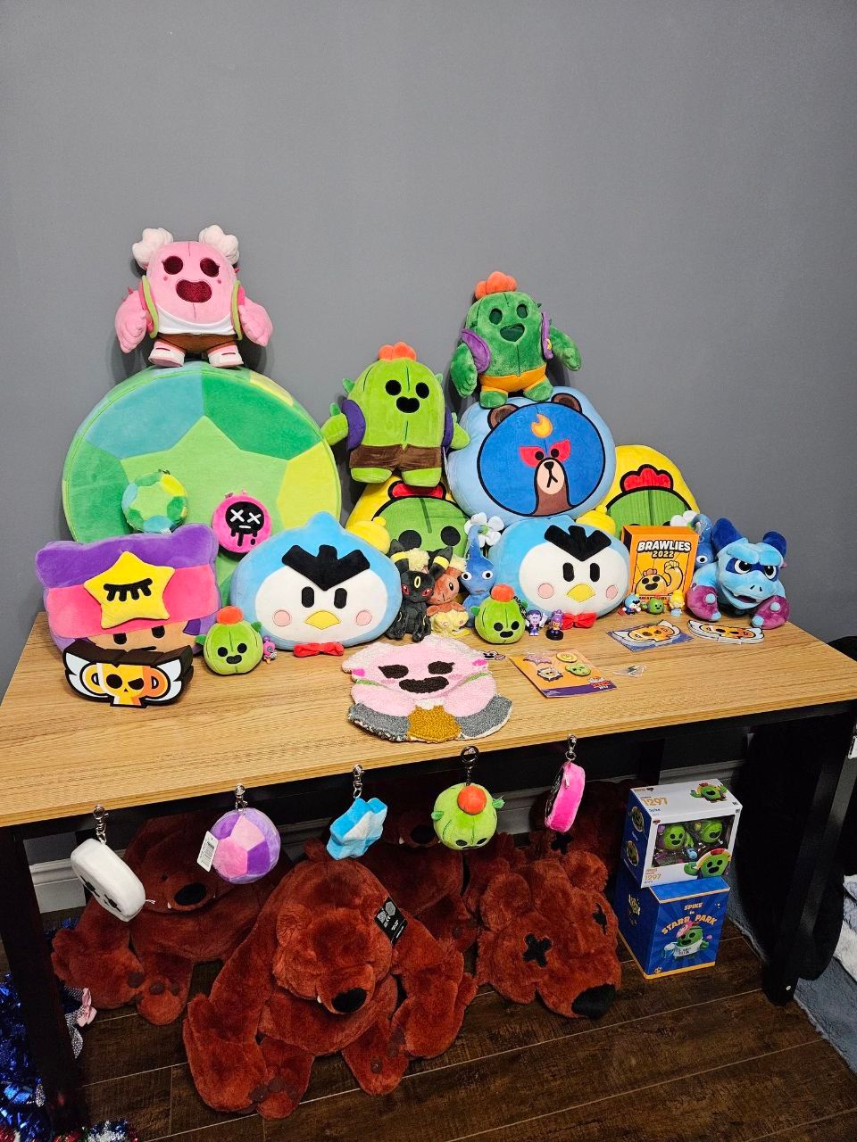 Фанат Brawl Stars создал уникальную коллекцию игрушек в своей квартире